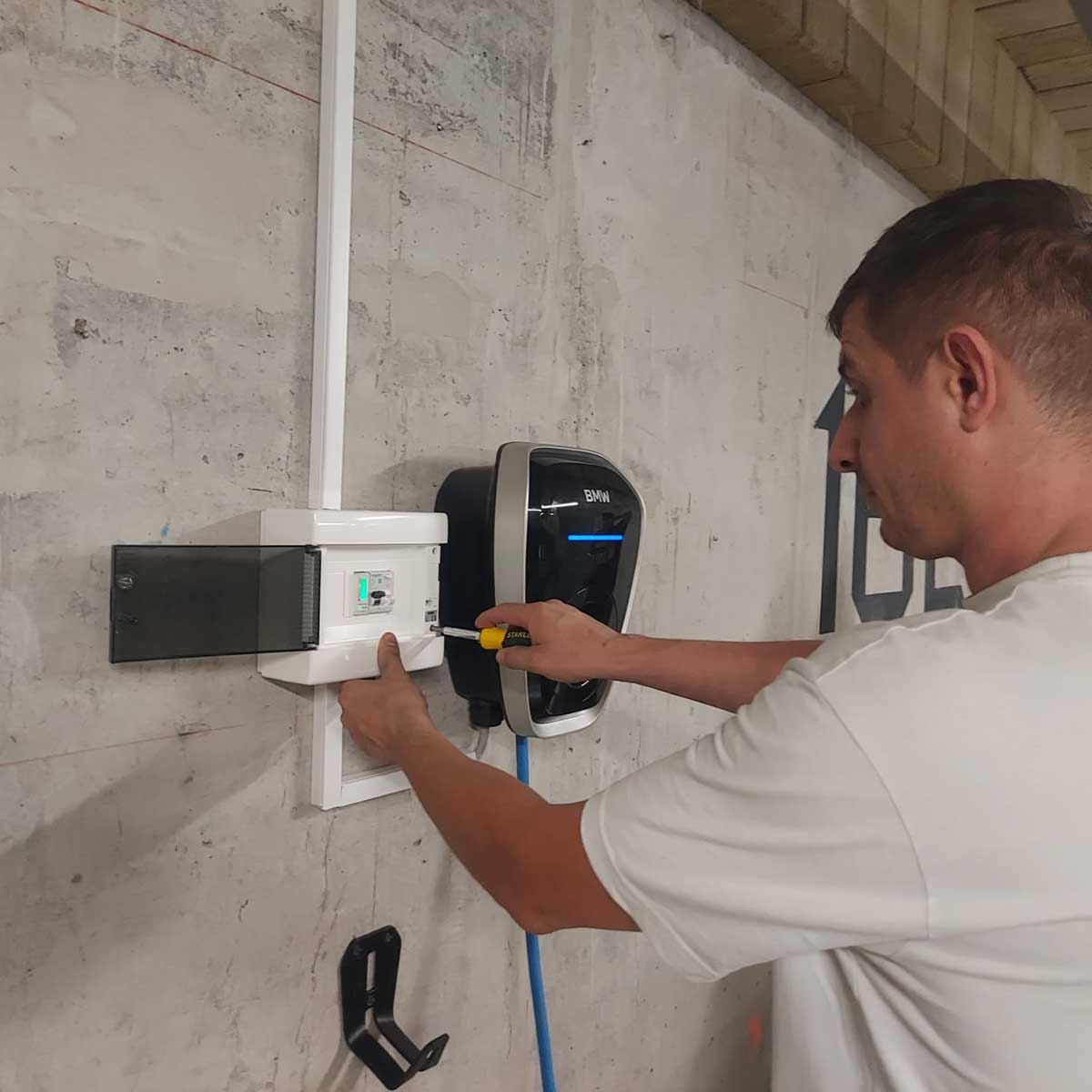 Montaj statie incarcare auto