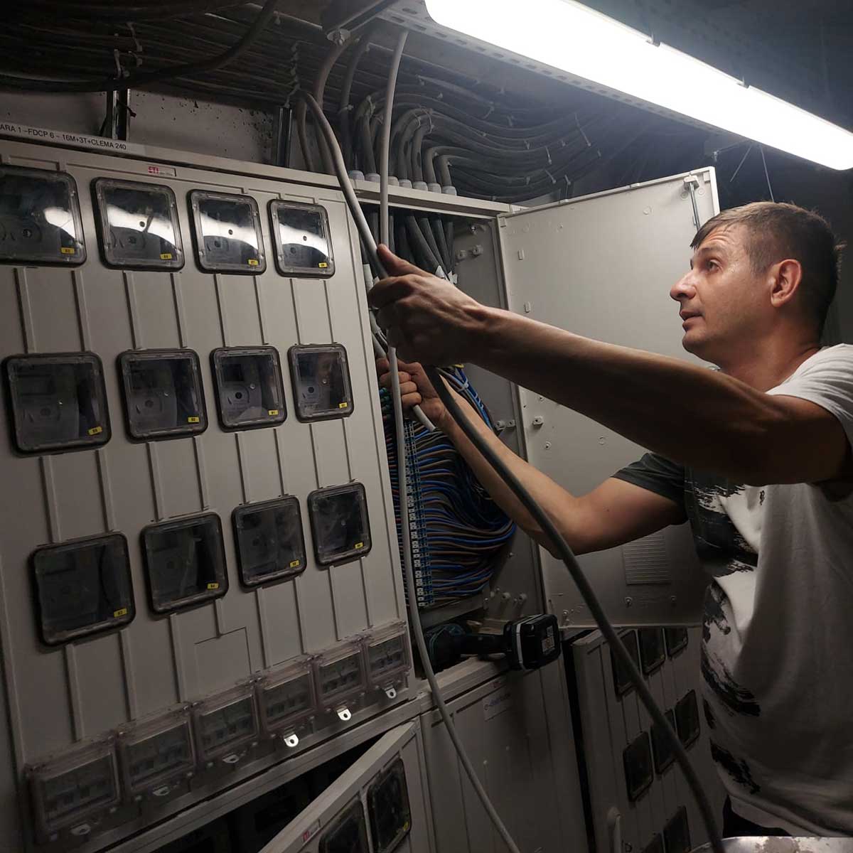 schimbare tablou electric